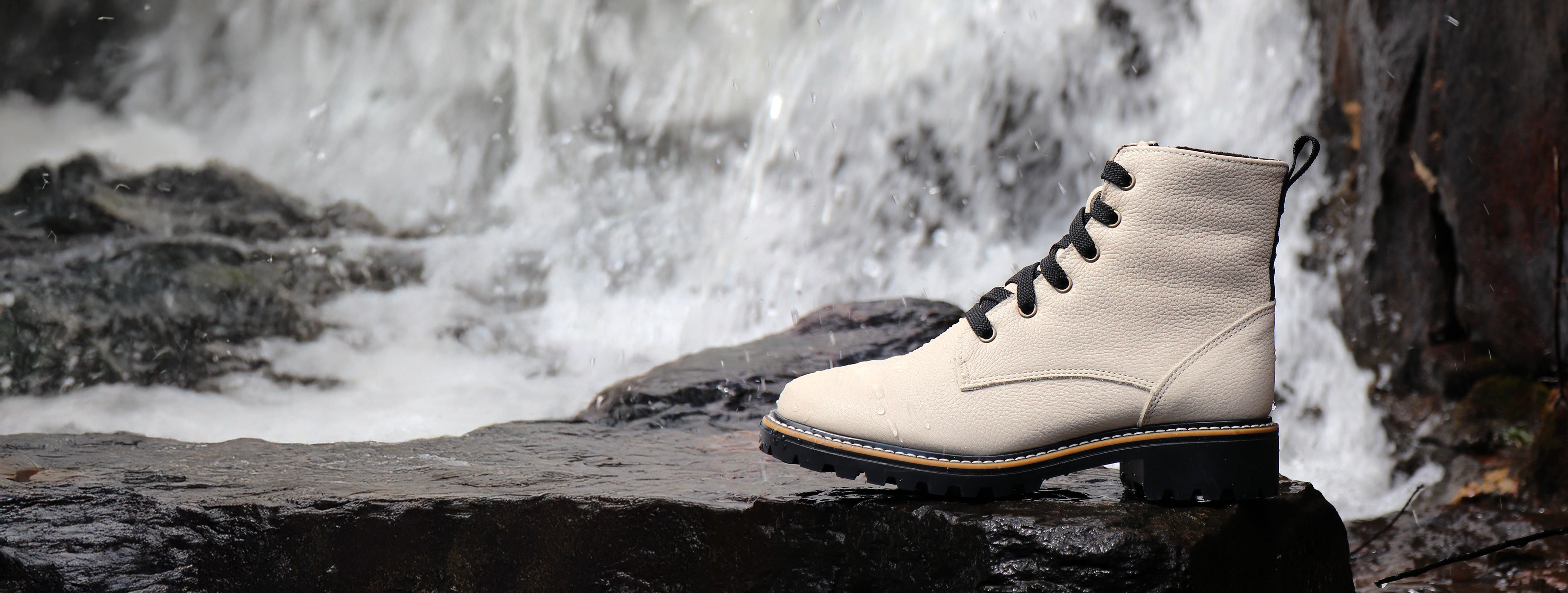 Martino est une entreprise québécoise qui crée des chaussures, des bottes d'hiver et des mocassins de qualité supérieure adaptés au climat canadien. Découvrez des bottes mi-saison en cuir véritable et imperméables parfaites pour le printemps.