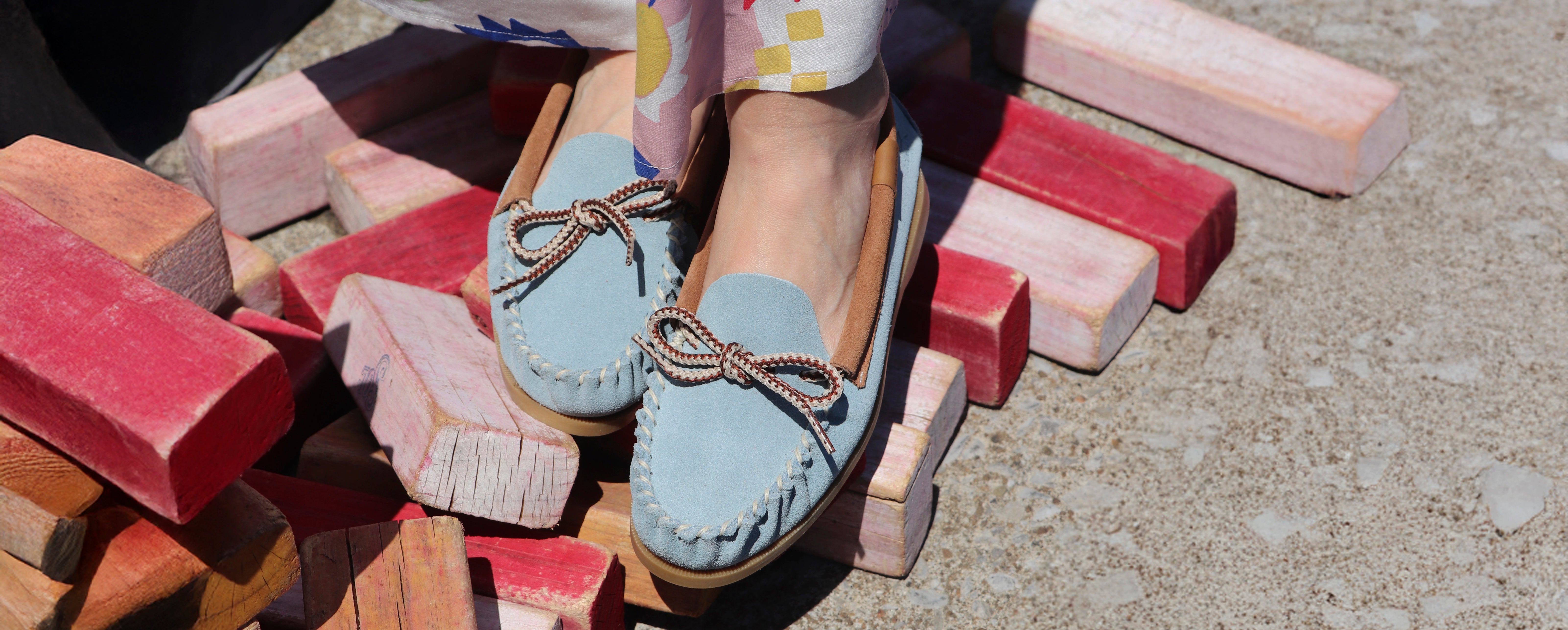 Martino combine expertise et passion dans la confection de mocassins et de pantoufles de grandes qualité au design unique et confortable.