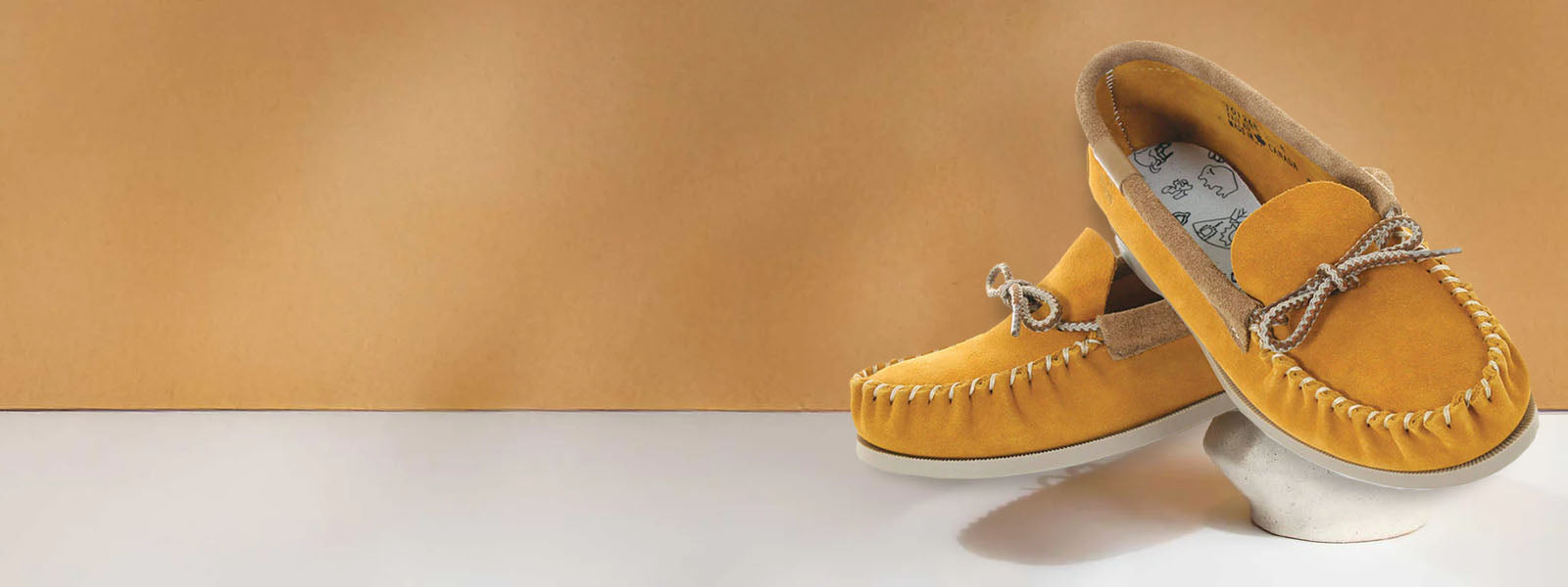 Les mocassins et les pantoufles Martino sont fabriqués avec minutie dans la ville de Québec, au Canada. Faits de suède et de cuir véritables, ils procurent le summum du confort à vos pieds.